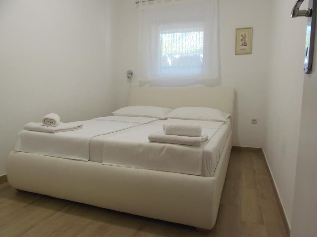 Villa Rajski Dvor 2 Bol Exteriör bild